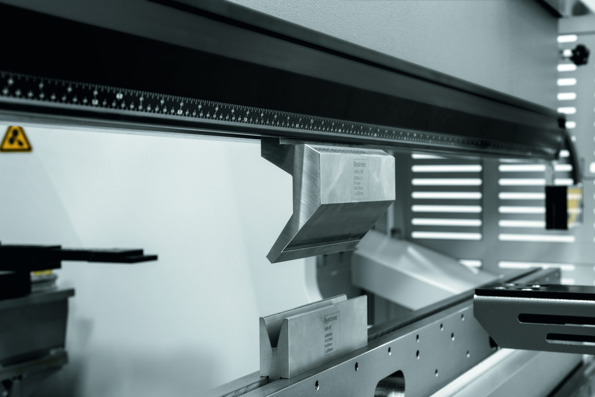 Press brake folding sheet metal